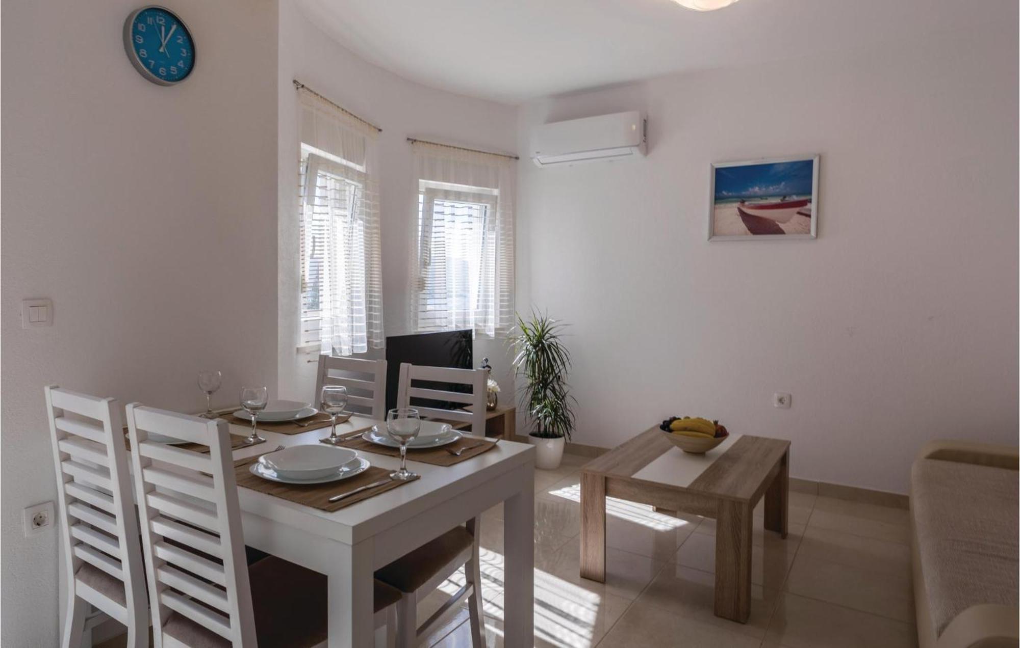 1 Bedroom Lovely Apartment In Komarna Klek Exterior foto